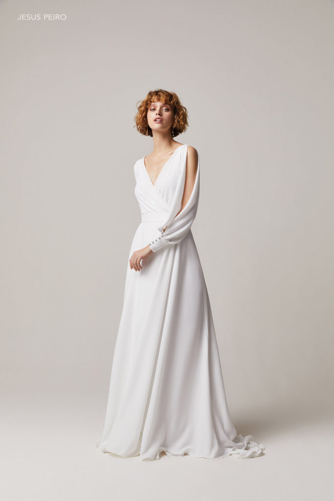 Robe de mariée 210 crêpe minimaliste évasée manches fendues décolleté V dos fermé boutonnière Jesus Peiro 2021 - Muses