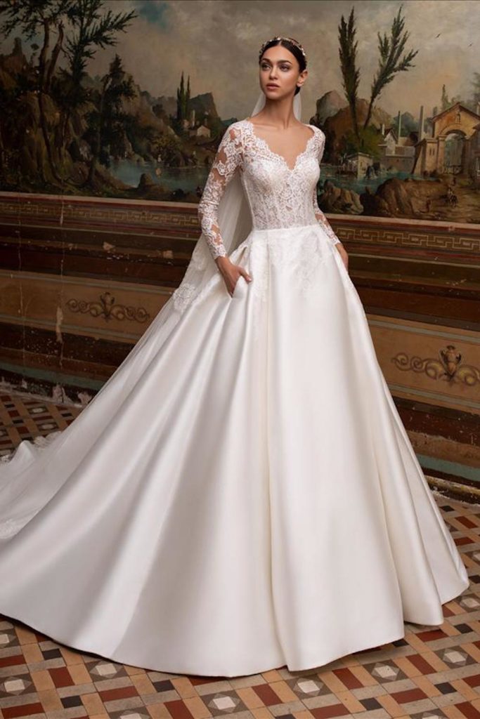 Albion Pronovias 2021 robe de mariée princesse satin royale buste dentelle décolleté coeur manches longues dos ouvert - Muses
