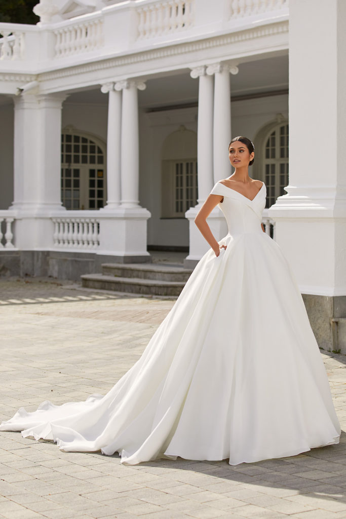 Farrah Pronovias 2021 robe de mariée princesse organza décolleté bustier coeur manches tombantes épaules jupe volumineuse Muses