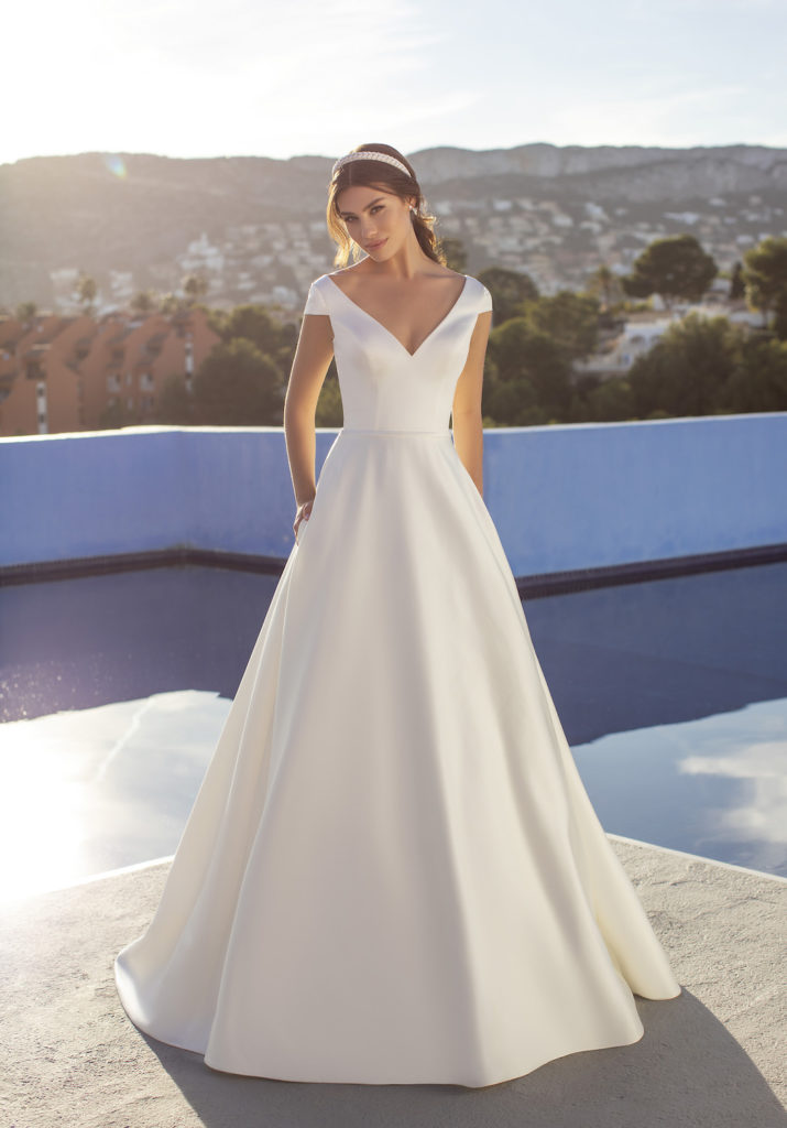 Flora White One 2021 robe de mariée princesse simple satin mancherons décolleté V dos nu Muses