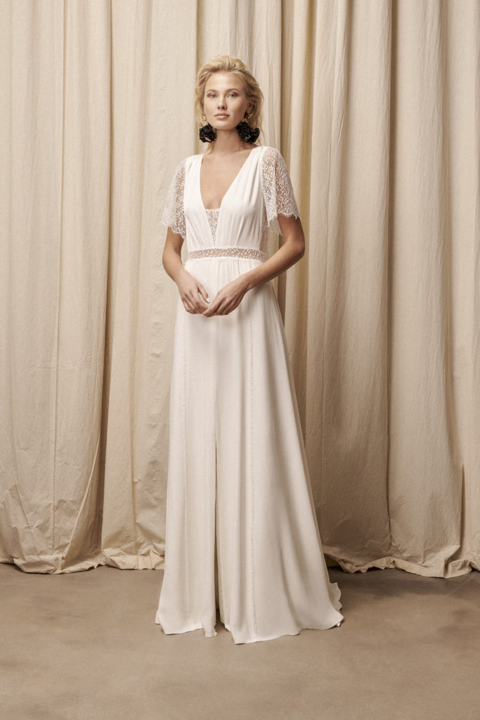 Robe de mariée Joli Coeur mancherons dentelle de calais fluide mousseline décolleté en v drapé dos nu Rembo Styling 2021 - Muses